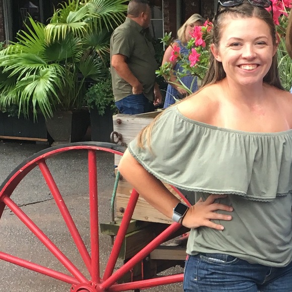 Meet your Posher, Faith - Picture 2 of 4